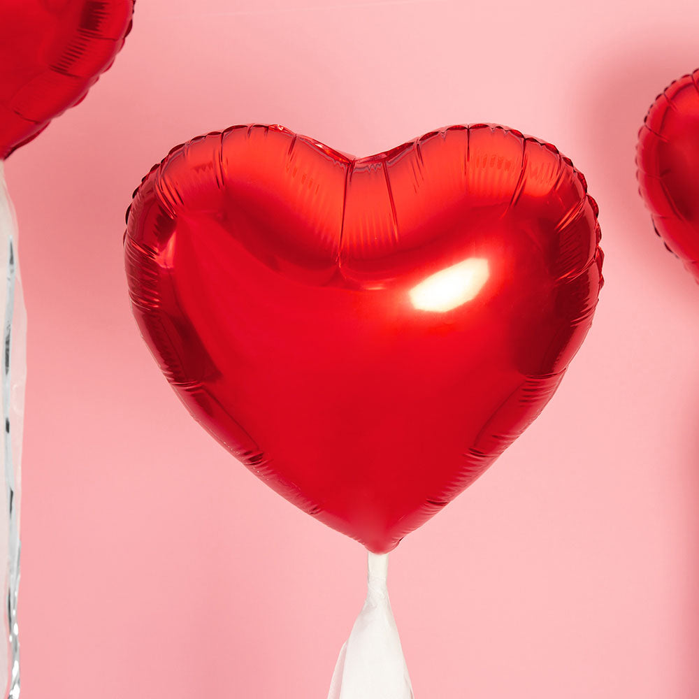 Ballon cœur rouge gonflé a l'hélium.