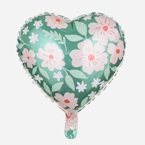 Ballons d'anniversaire en forme de coeur avec des fleurs