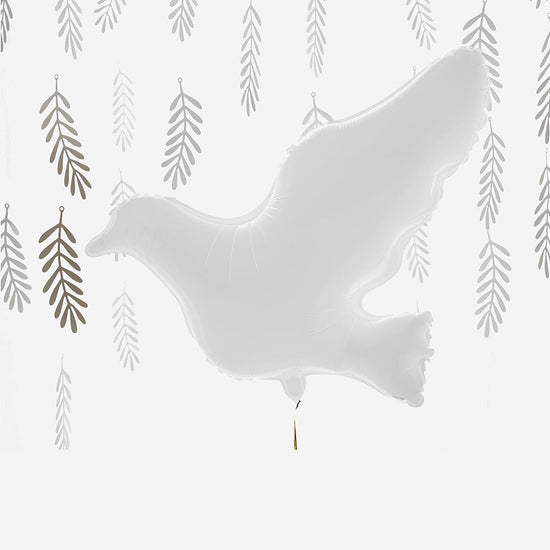 decoración de bautizo con globo paloma blanca y hojas de papel