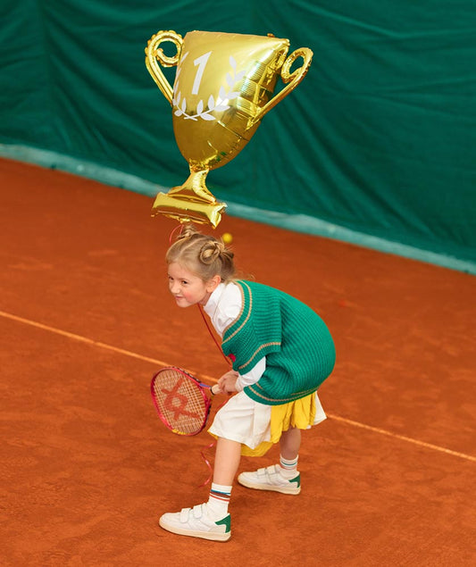 Ballon coupe champions dorés sur terrain de tennis