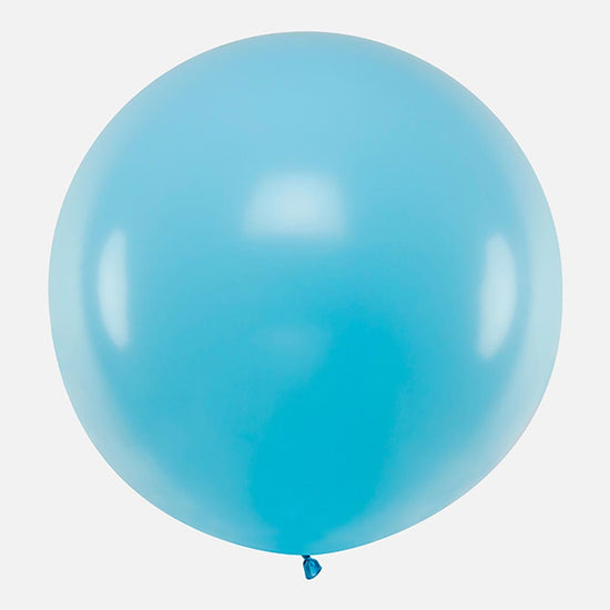 Un ballon géant bleu pastel pour une arche de ballons de baby shower garçon