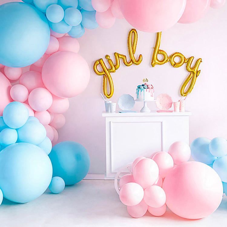 Idée déco de baby shower ou gender reveal avec arche de ballons géants
