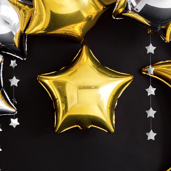 Decoration nouvel an, deco fete : ballon étoile dorée et guirlandes étoiles