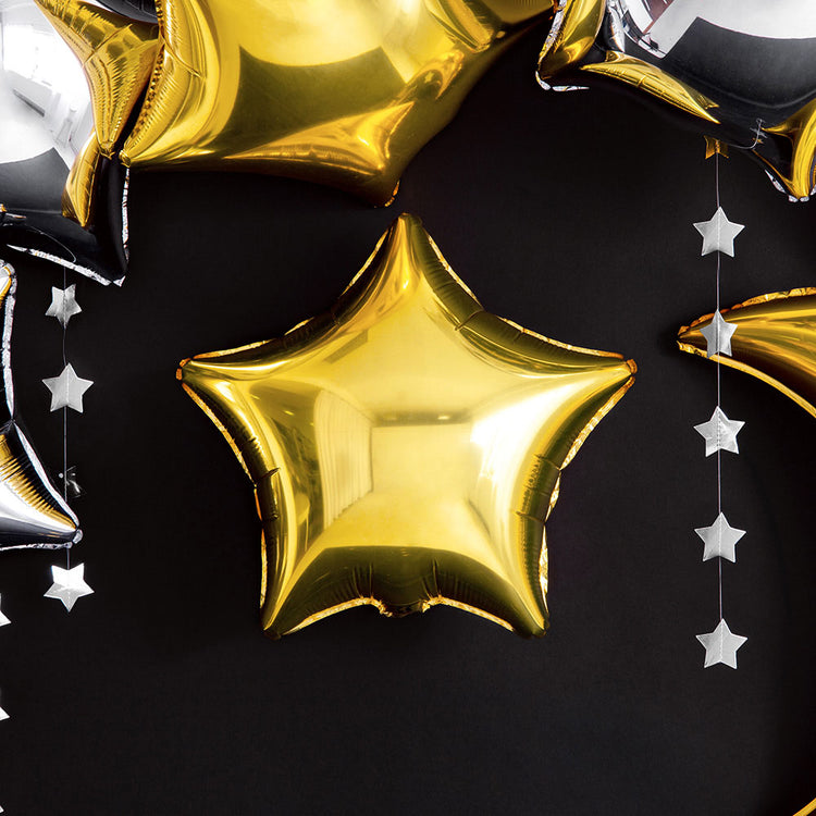 Decoración de año nuevo, decoración de fiesta: globo de estrella dorada y guirnaldas de estrellas.