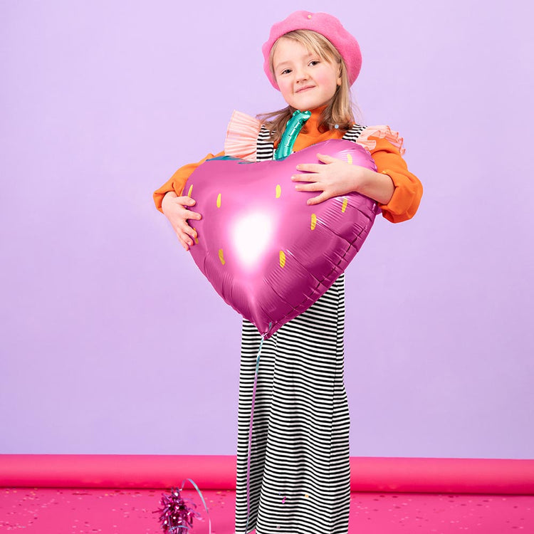 Ballon forme fraise : idée déco anniversaire fille originale 