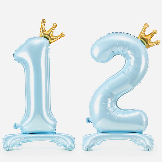 Gros ballon bleu en forme de chiffre pour feter un anniversaire enfant