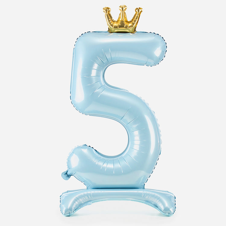 Globo gigante de helio azul con el número 5 para el cumpleaños de un niño