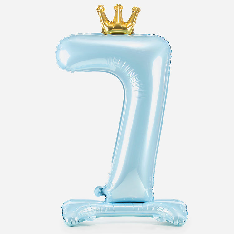 Número siete en forma de globo azul para el cumpleaños de un niño