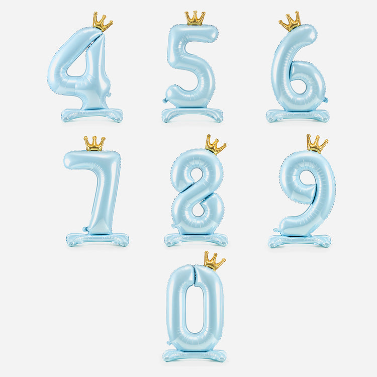 Celebra un cumpleaños con globos de números azules