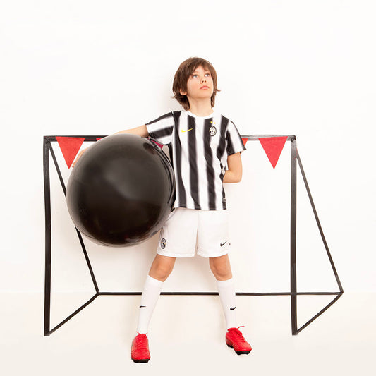 Compleanno di calcio: decorazione con pallina gigante e ghirlanda di gagliardetti
