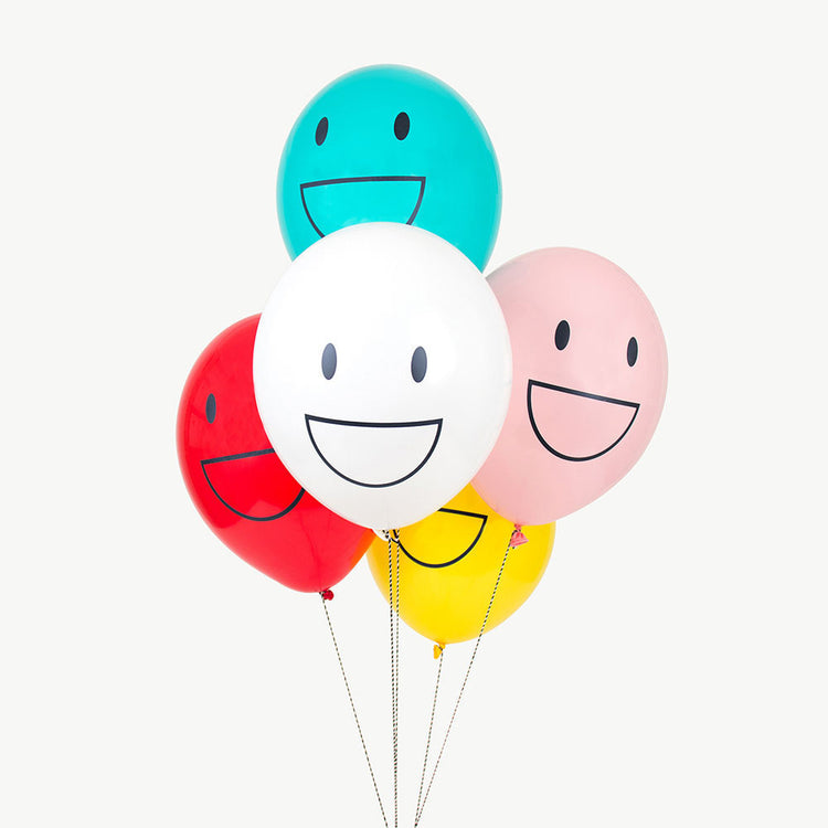 Montón de globos emoji para decoración de cumpleaños de niños.