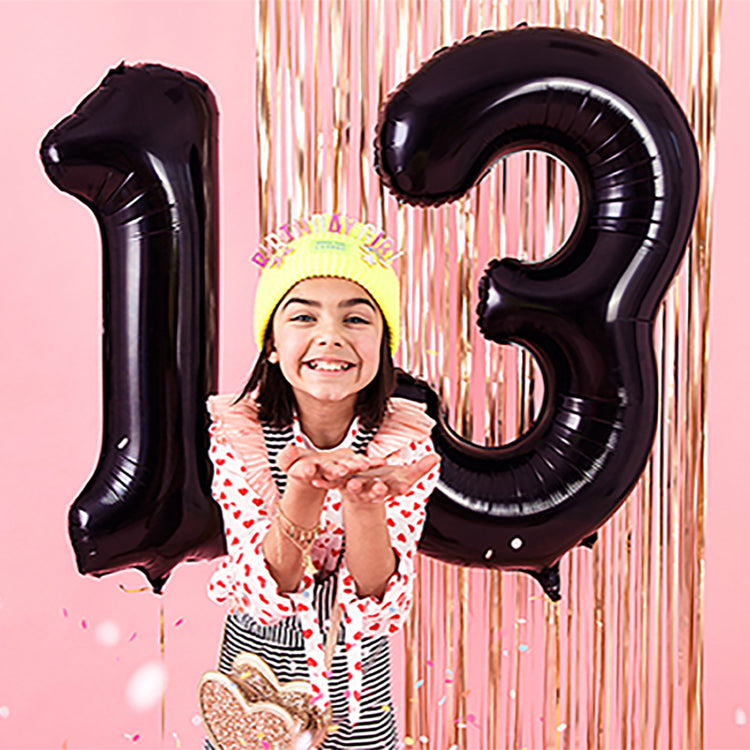 Cumpleaños de una niña de 13 años: globo gigante negro con el número 13 y decoración rosa femenina