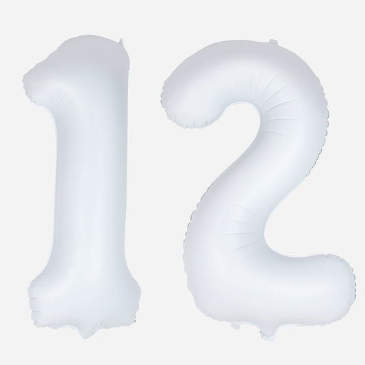 globos de helio blanco con números para fiesta de cumpleaños