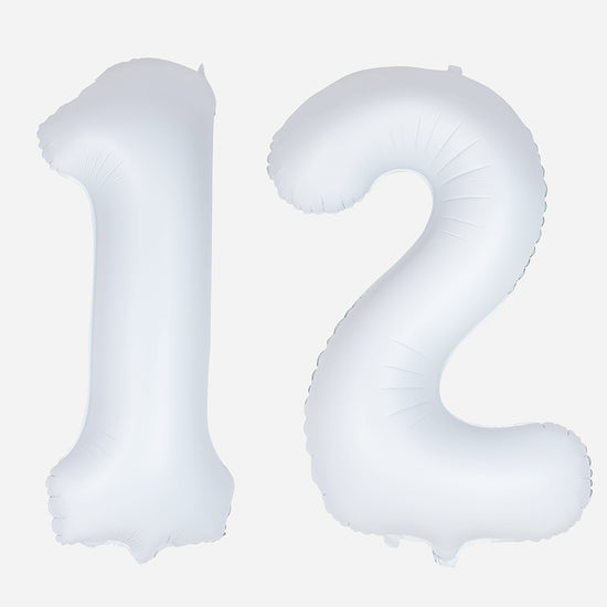 Ballons à helium blancs avec chiffres pour fête d'anniversaire