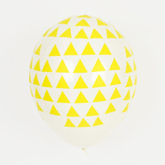 Globos triangulares amarillos para decorar el cumpleaños de un niño