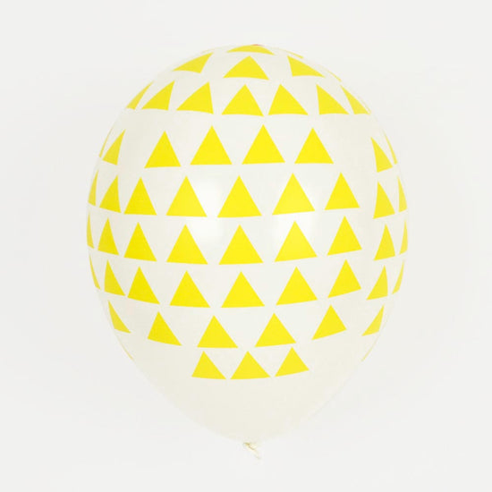 Ballons de baudruche triangles jaunes pour décorer un anniversaire enfant