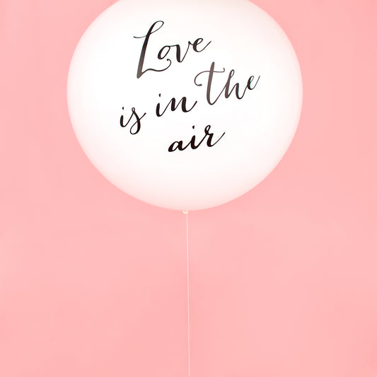 Original decoración de boda: globo gigante de helio estampado Love is in the air.