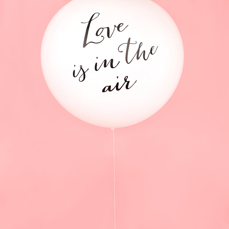 Original wedding decoration: giant helium balloon printed Love is in the air.
