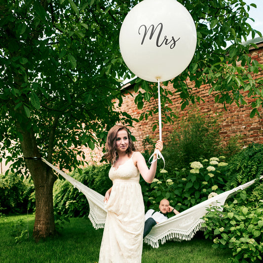 Madame globo gigante blanco para decoración de bodas y evjf.