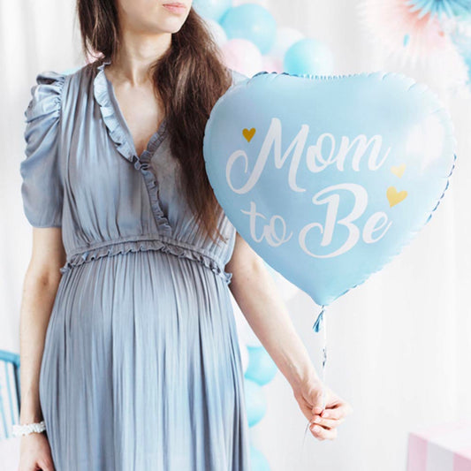 Baby shower: mujer embarazada y mamá para ser globo de corazón azul