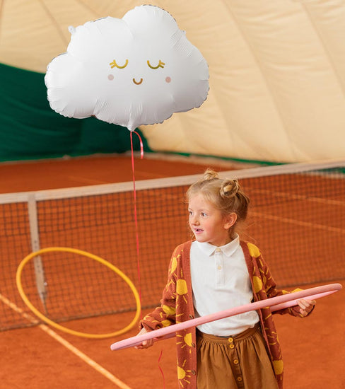Ballon nuage et petite fille terrain de tennis
