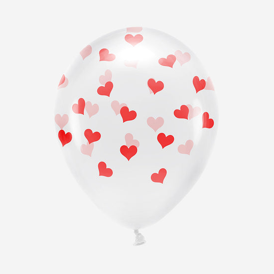 Coeurs rouges sur ballons de baudruche transparents pour la st valentin