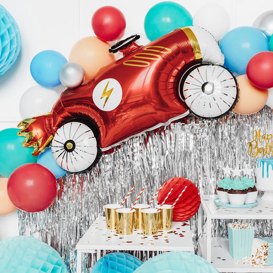 Auto da corsa per ragazzo di compleanno con arco di palloncino per auto