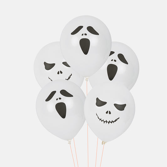 Palloncini bianchi spaventosi per la decorazione della festa di Halloween