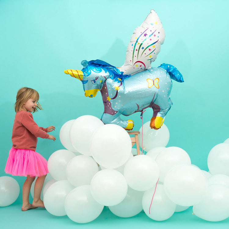 Idée déco anniversaire fille : nuage en ballons de baudruche et ballon licorne