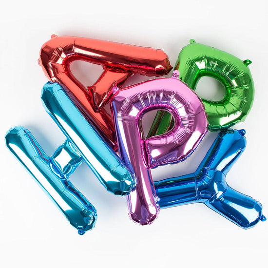 decoración de fiesta de cumpleaños: globos multicolores de feliz cumpleaños