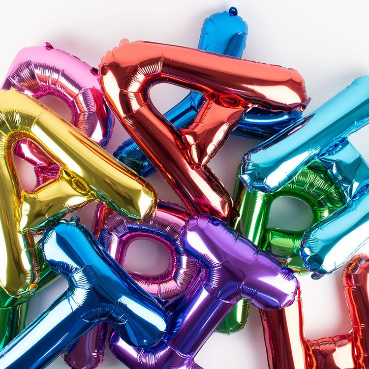 Ballons lettre multicolores : deco anniversaire