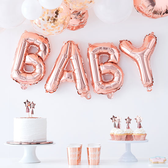 Idea decoración candy bar baby shower niña oro rosa con globo bebé