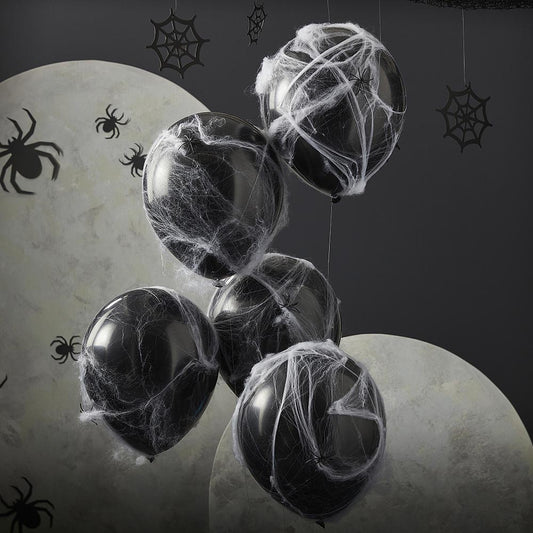 Globos negros y telaraña para una terrorífica decoración de Halloween