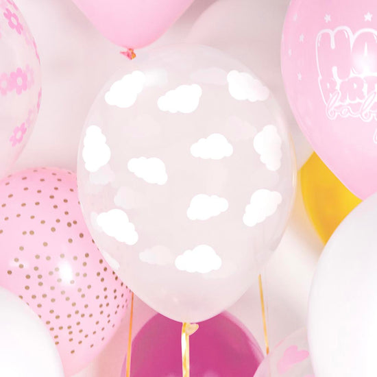 Déco baby shower fille rose avec ballons motifs nuages transparents