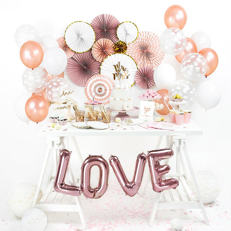 Table de mariage blanche et rose gold avec ballons nuages transparents