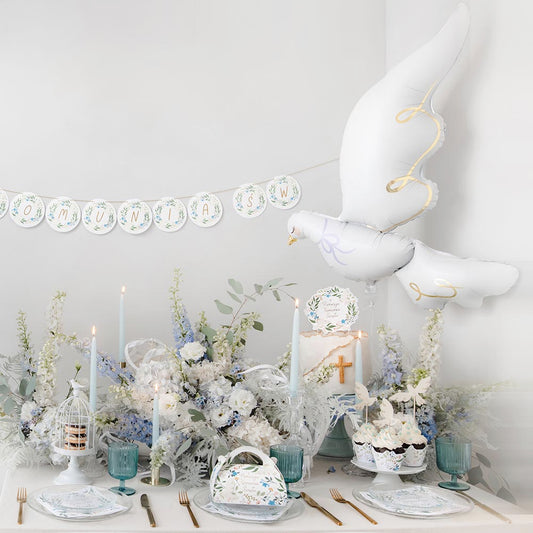 Palloncino ad elio a forma di colomba bianca per una decorazione chic per il battesimo