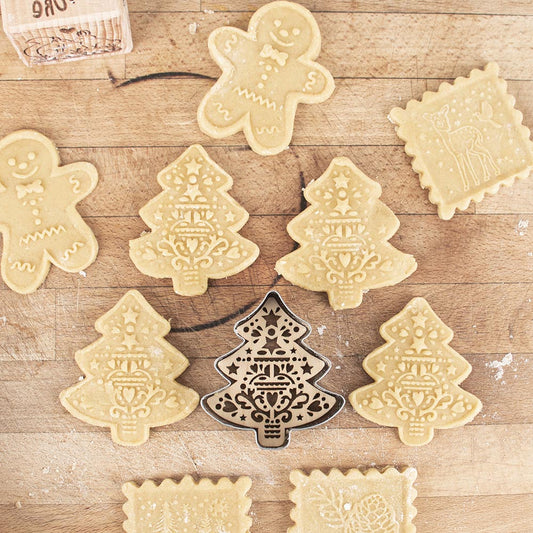 Biscuits de noel avec kit emporte piece et embosseur sapin 