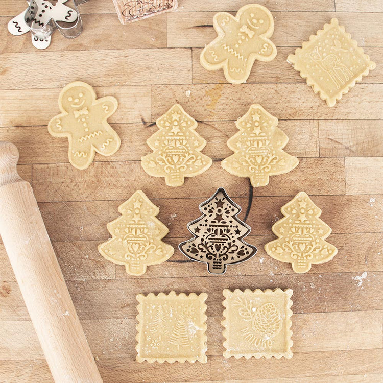 Biscuits de noel avec kit emporte piece et embosseur sapin 