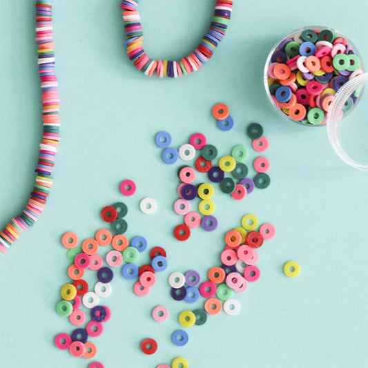 Création de bracelets avec perles heishi multicolores