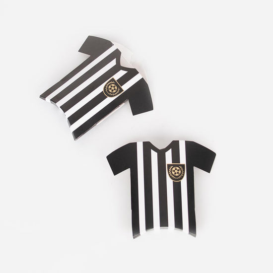 Pequeñas cajas de regalo con forma de camiseta de fútbol para el cumpleaños de un niño