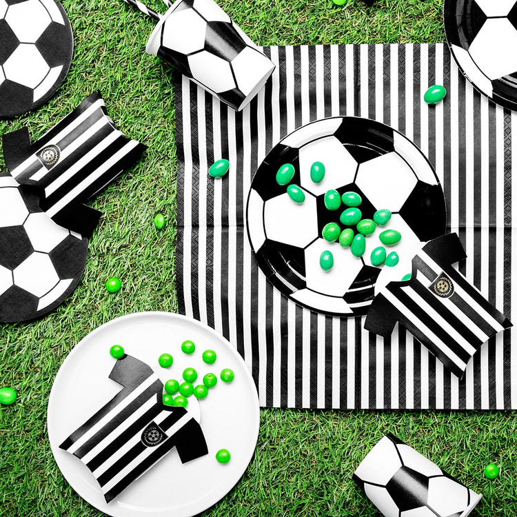 Cumpleaños futbolero: decoración de picnic con temática futbolera con cajas de dulces de jersey