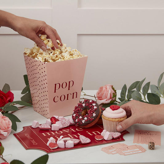 Serata al cinema con scatola di popcorn Ginger Ray: serata romantica