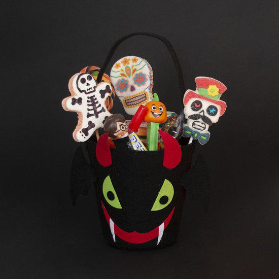 Child halloween vampire candy bucket with pez