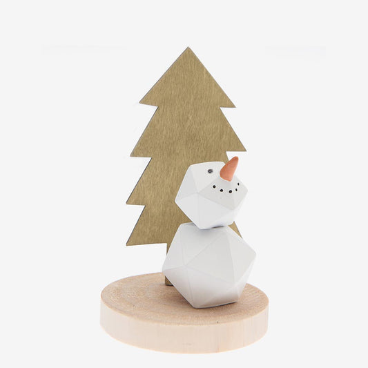 Decoración navideña: árbol de madera y muñeco de nieve.