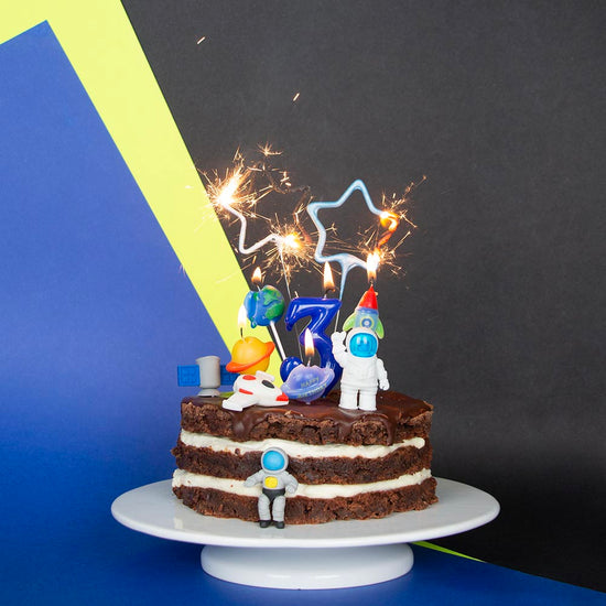 astronauta, cohete y planeta en un pastel de cumpleaños