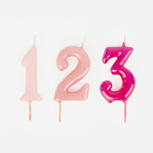 Velas de cumpleaños con varias figuras rosas: pastel de cumpleaños de niña