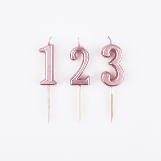 Velas con números en oro rosa para una decoración original de tartas de cumpleaños.