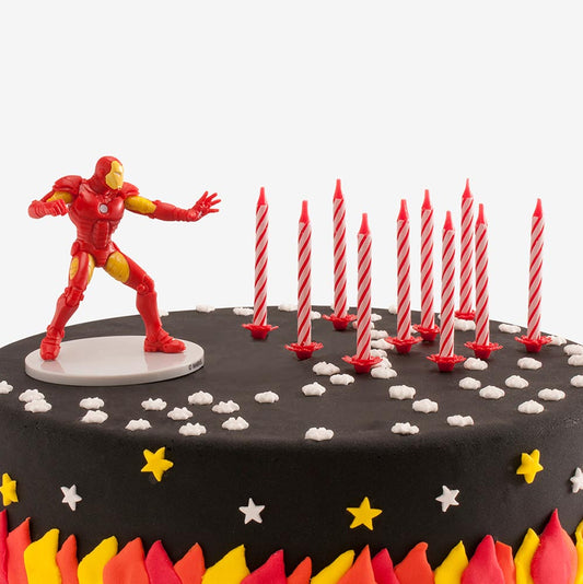 Gateau anniversaire Iron Man avec bougies rouges et figurine