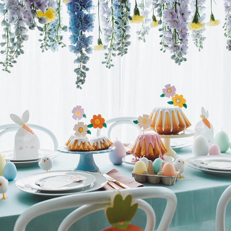 Table de paques pastel avec bougies oeufs et decorations lapins