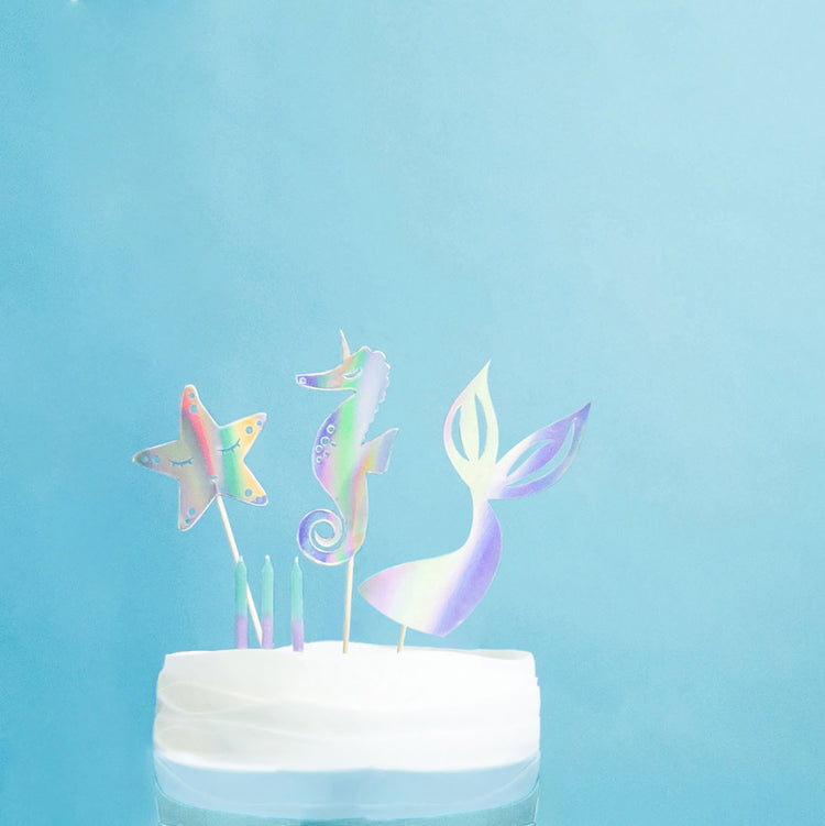 decorar un pastel de cumpleaños con tema de sirena con toppers de sirena